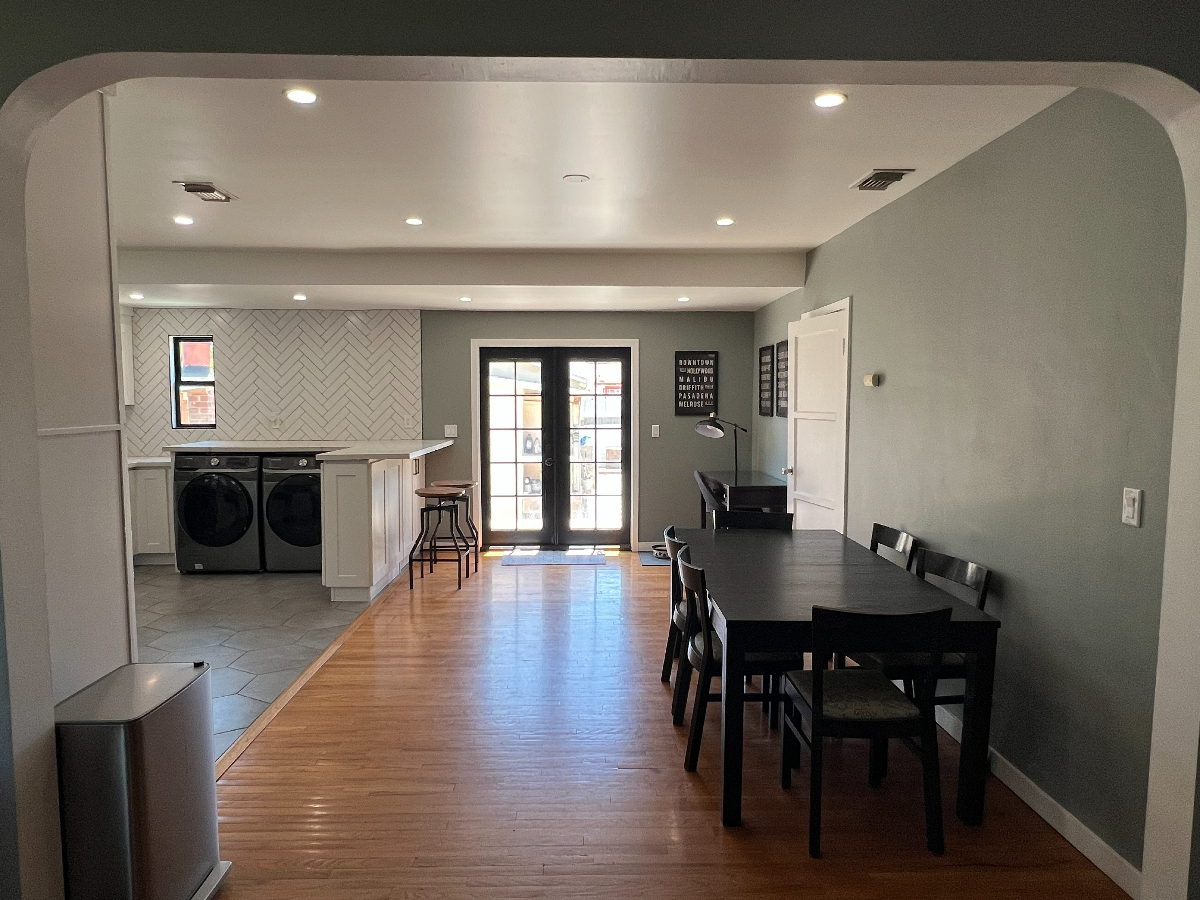 Charming 3 Bed / 2 Bath Home in Jefferson Park - Photo 3