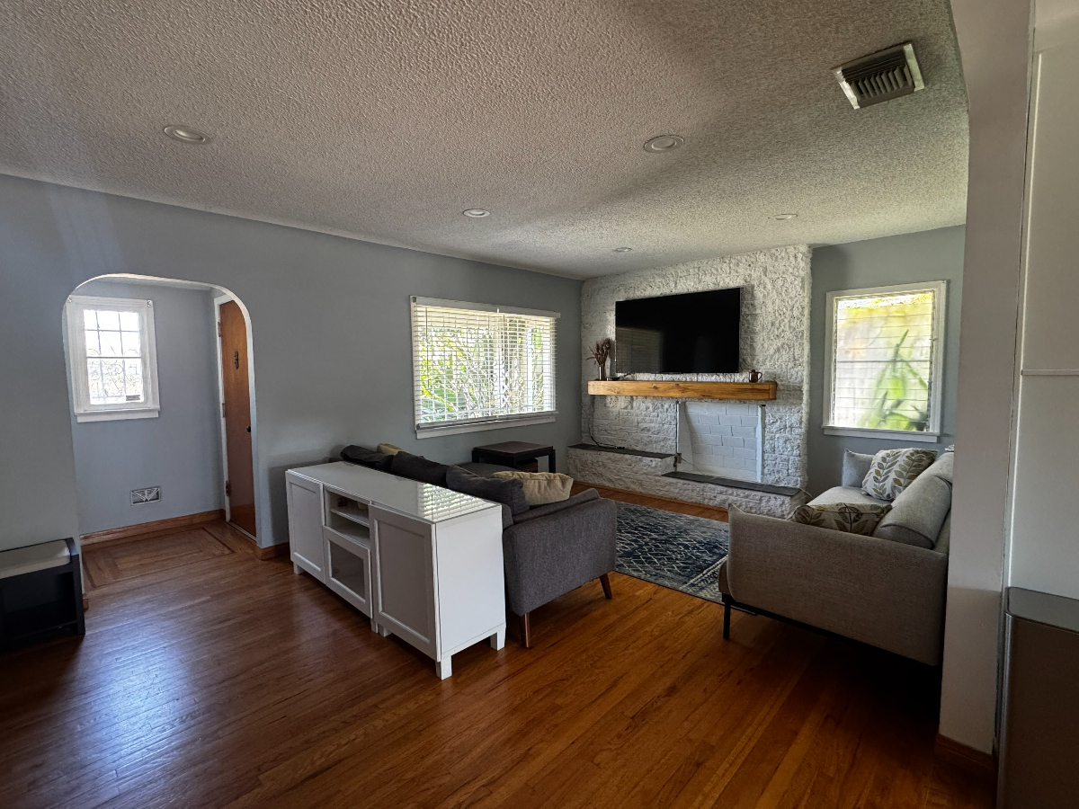 Charming 3 Bed / 2 Bath Home in Jefferson Park - Photo 6
