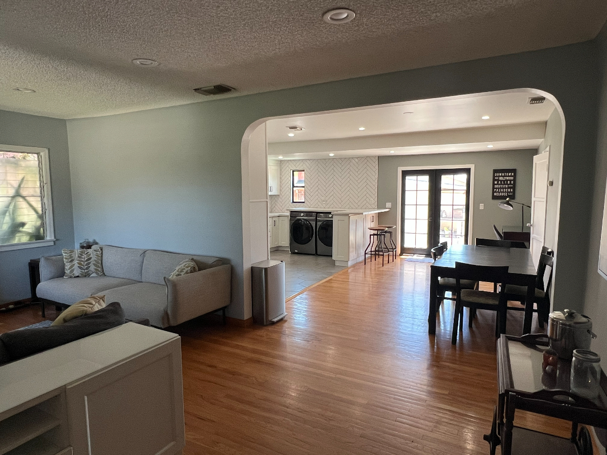 Charming 3 Bed / 2 Bath Home in Jefferson Park - Photo 5