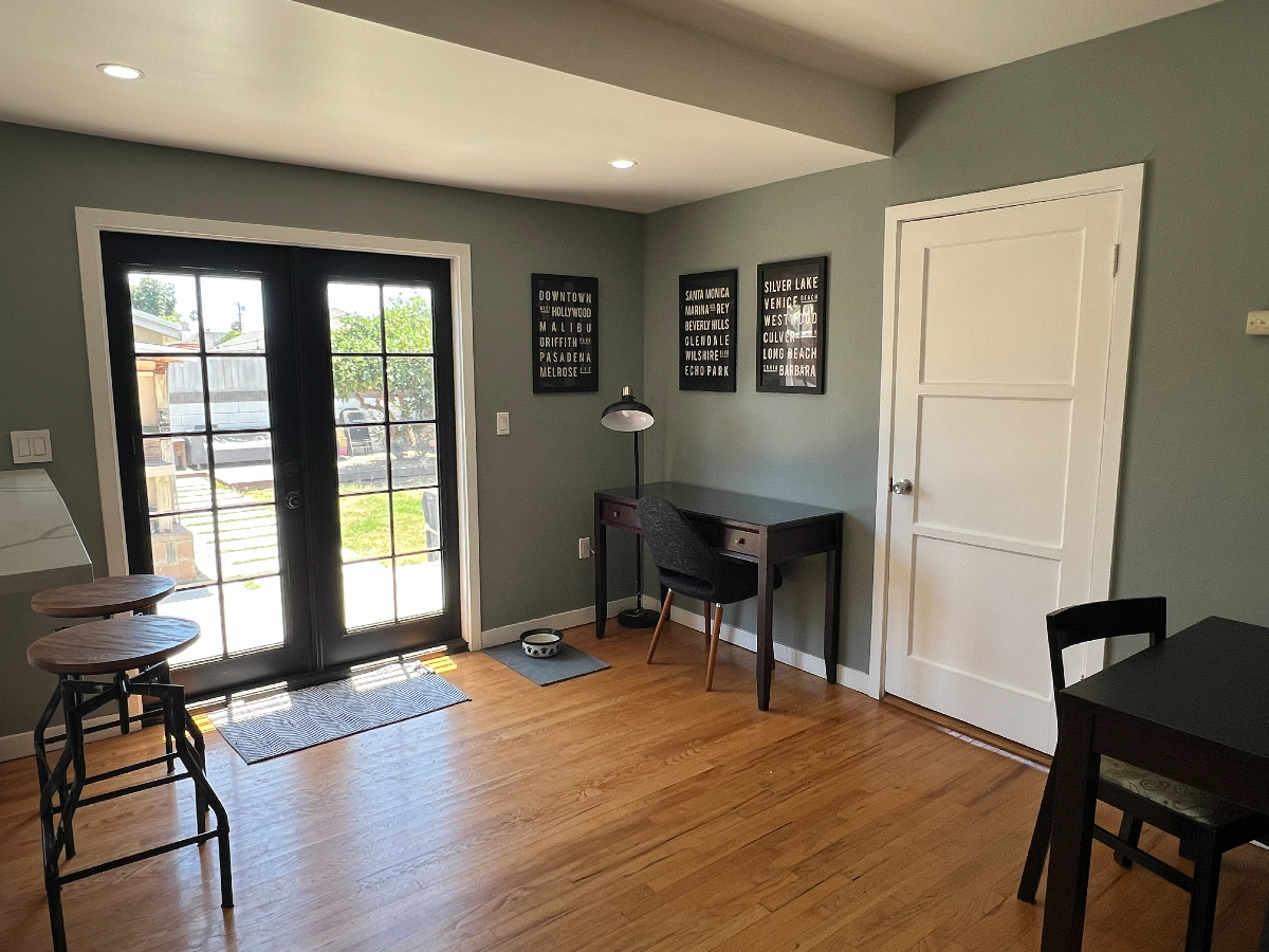 Charming 3 Bed / 2 Bath Home in Jefferson Park - Photo 4