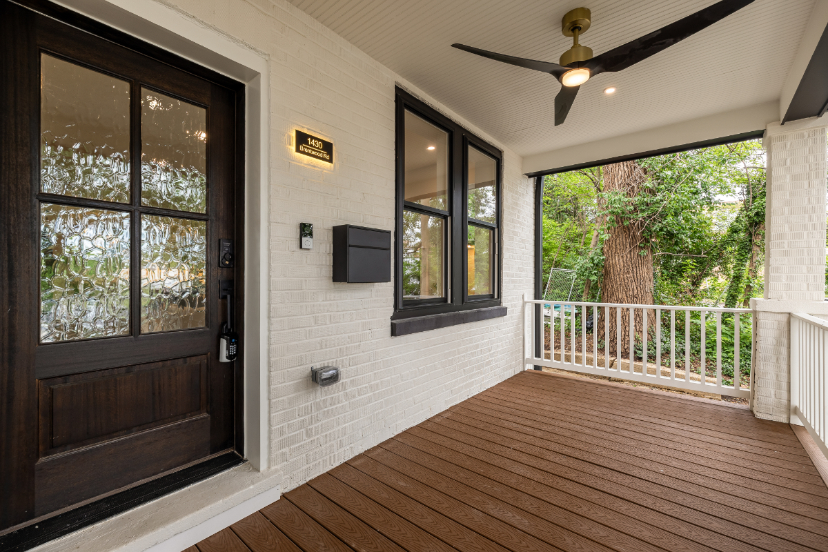 Fully Furnished Executive 4 Bedroom & Den w/ 3.5 baths Home | Off-Street Parking, EV Charger, Outdoo - Photo 2