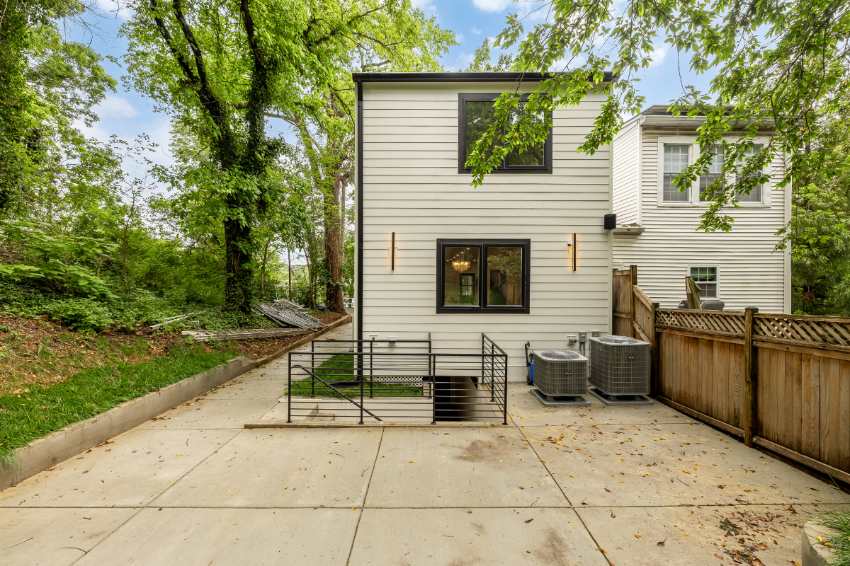 Fully Furnished Executive 4 Bedroom & Den w/ 3.5 baths Home | Off-Street Parking, EV Charger, Outdoo - Photo 9