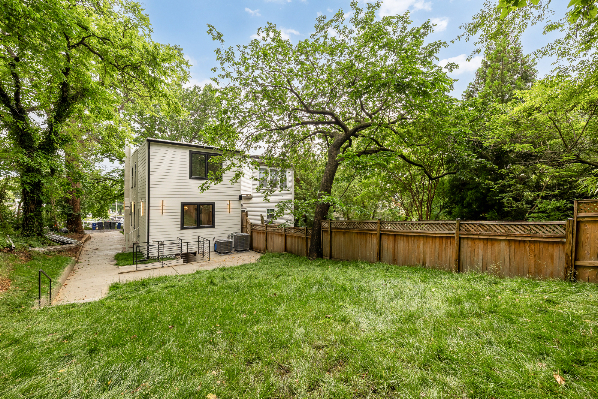 Fully Furnished Executive 4 Bedroom & Den w/ 3.5 baths Home | Off-Street Parking, EV Charger, Outdoo - Photo 10