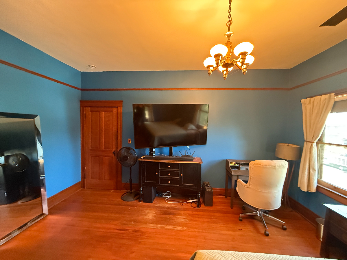 Furnished Queen Bedroom | Private Bath | Historic Victorian | Minutes from USC & Downtown LA | $1,500/month | All-Inclusive | 30-Day... - Photo 3