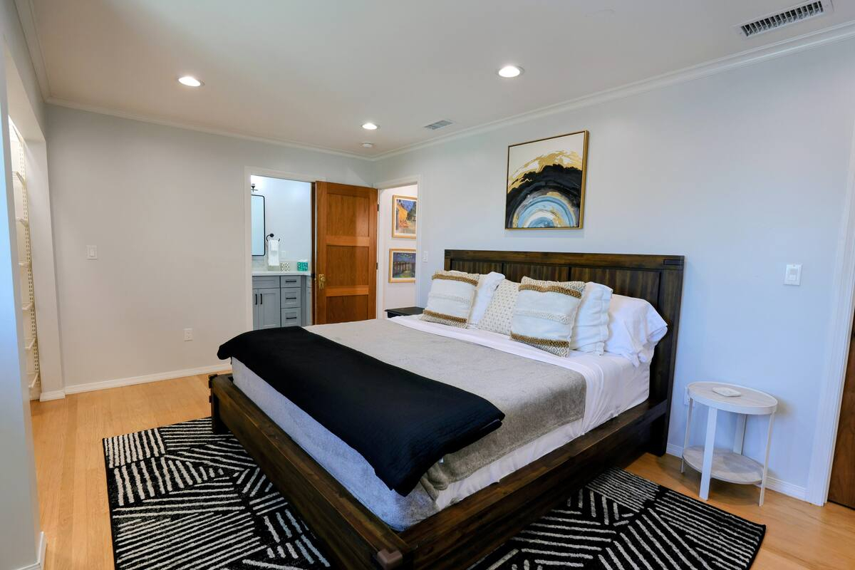 Furnished 4BR Hilltop Home | View Park | 15 Min to Cedars & UCLA - Photo 6