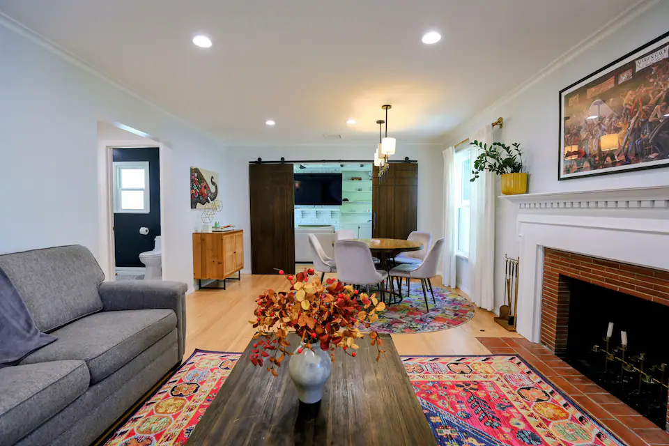 Furnished 4BR Hilltop Home | View Park | 15 Min to Cedars & UCLA - Photo 2