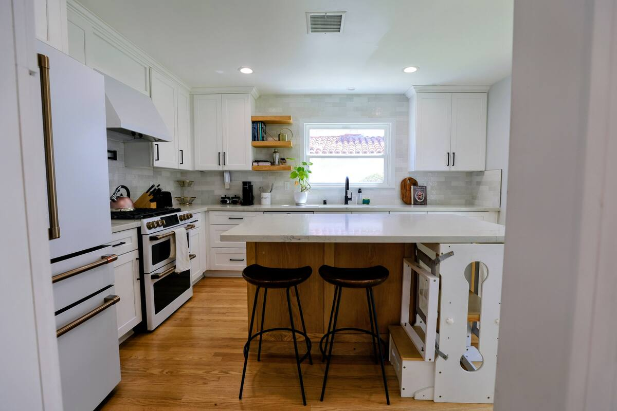 Furnished 4BR Hilltop Home | View Park | 15 Min to Cedars & UCLA - Photo 4
