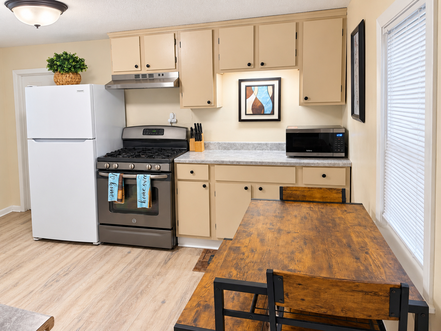 Newly Renovated Fully Furnished Comfortable 2BR apt in Vibrant & Walkable South Wedge of Rochester - Photo 11