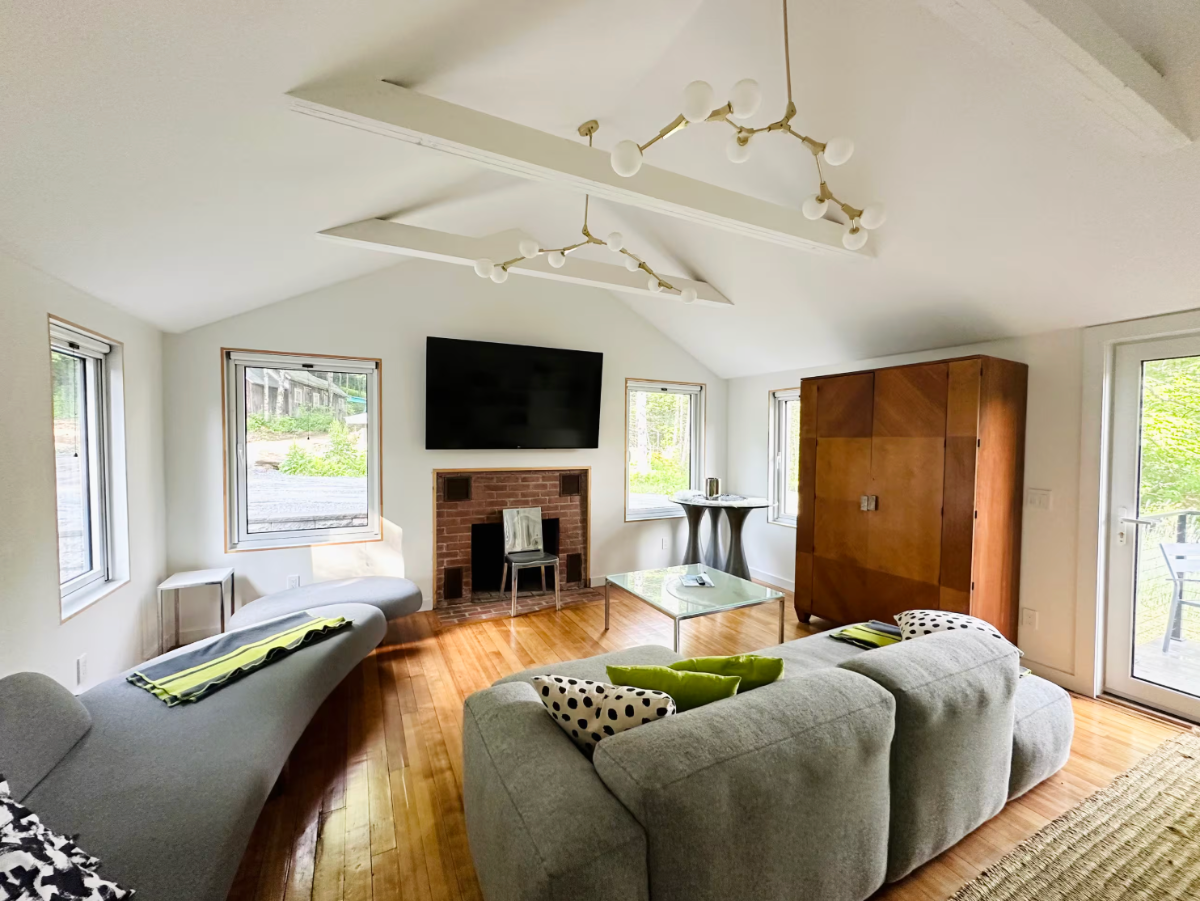 Beautiful, Modern Southern Vermont Ski House with HOT TUB! - Photo 10