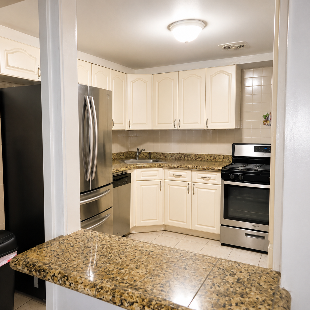 Inviting 3BR 1BA Upstairs Apartment | Fully Furnished | Utilities Included | Prime Location | Availa - Photo 4