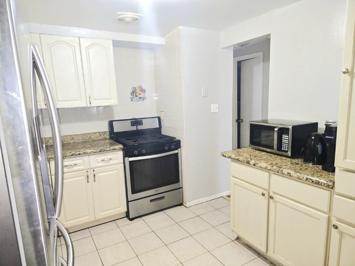 Inviting 3BR 1BA Upstairs Apartment | Fully Furnished | Utilities Included | Prime Location | Availa - Photo 6