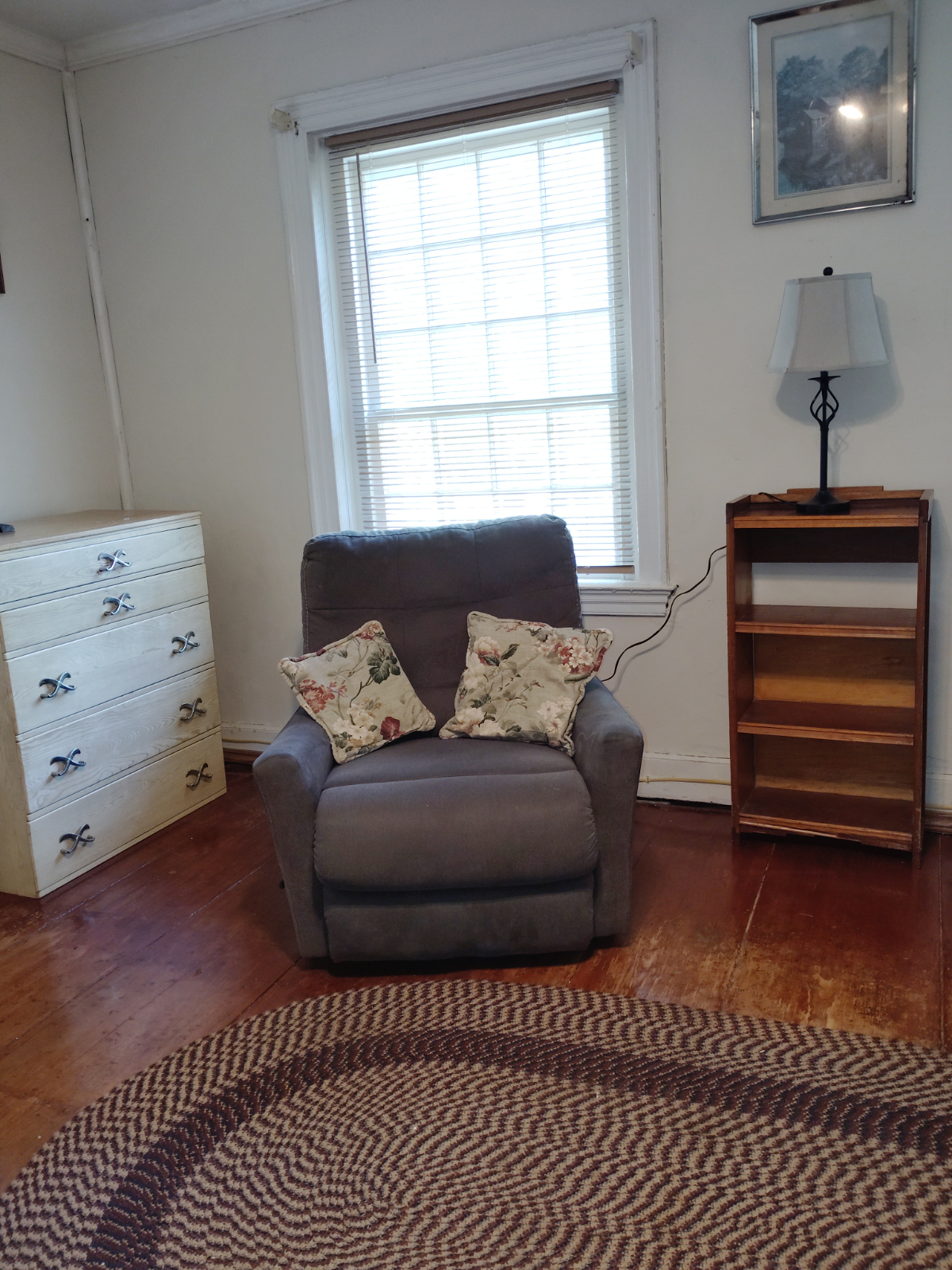 Fully Furnished Bedroom - Photo 8