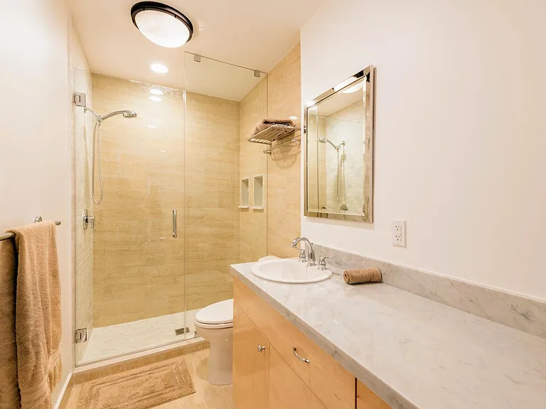Stylish Studio with Full Kitchen and Modern Bathroom Utilities Included Prime Hollywood Location - Photo 3