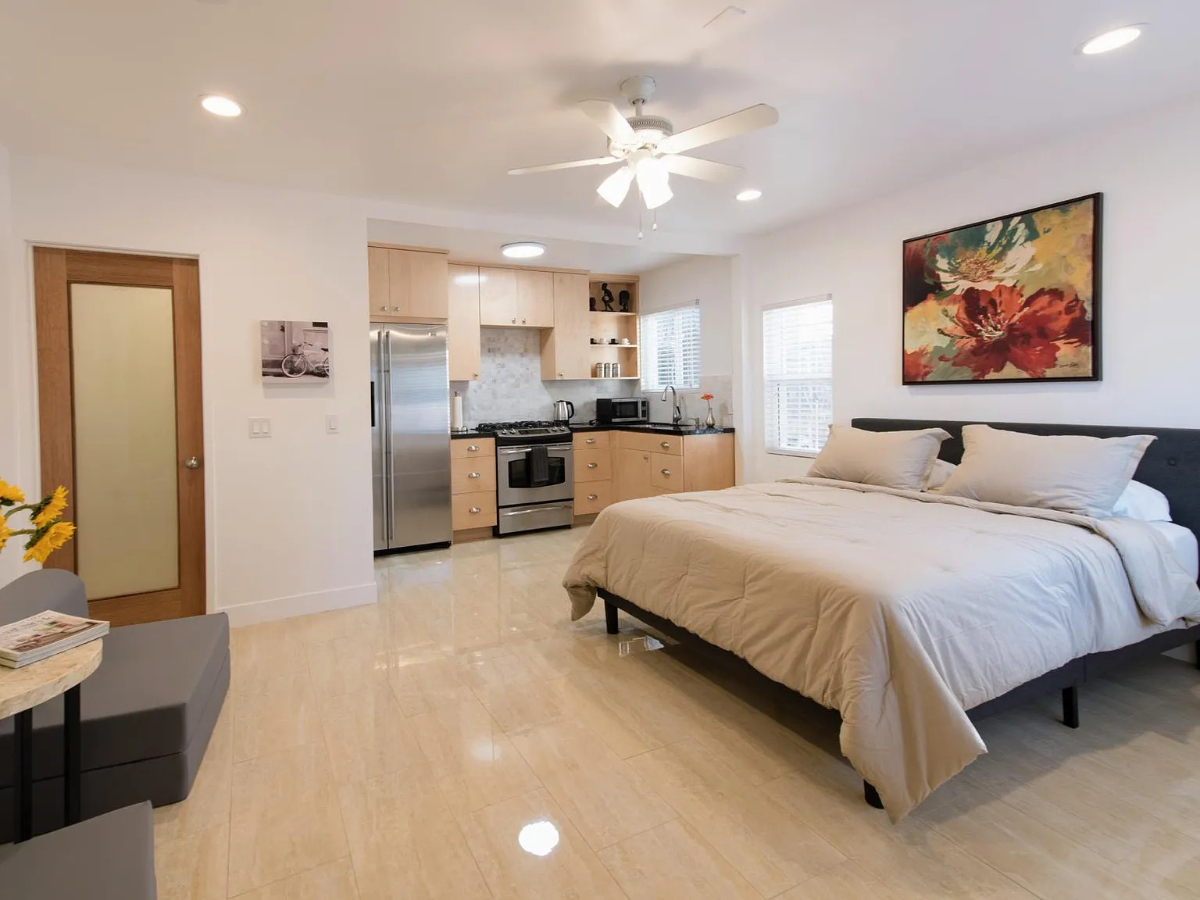 Stylish Studio with Full Kitchen and Modern Bathroom Utilities Included Prime Hollywood Location - Photo 1