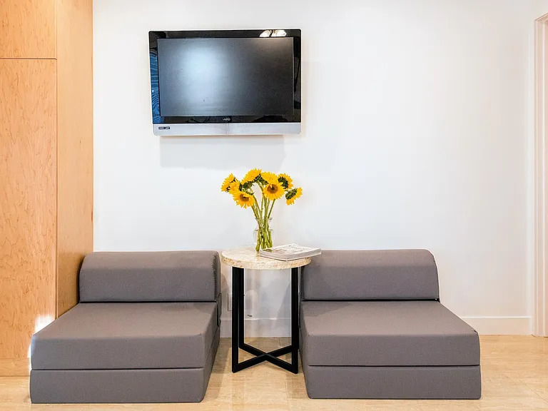 Stylish Studio with Full Kitchen and Modern Bathroom Utilities Included Prime Hollywood Location - Photo 2