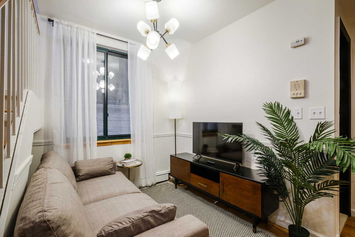 Private Bedroom in East Village 145 E - Photo 3
