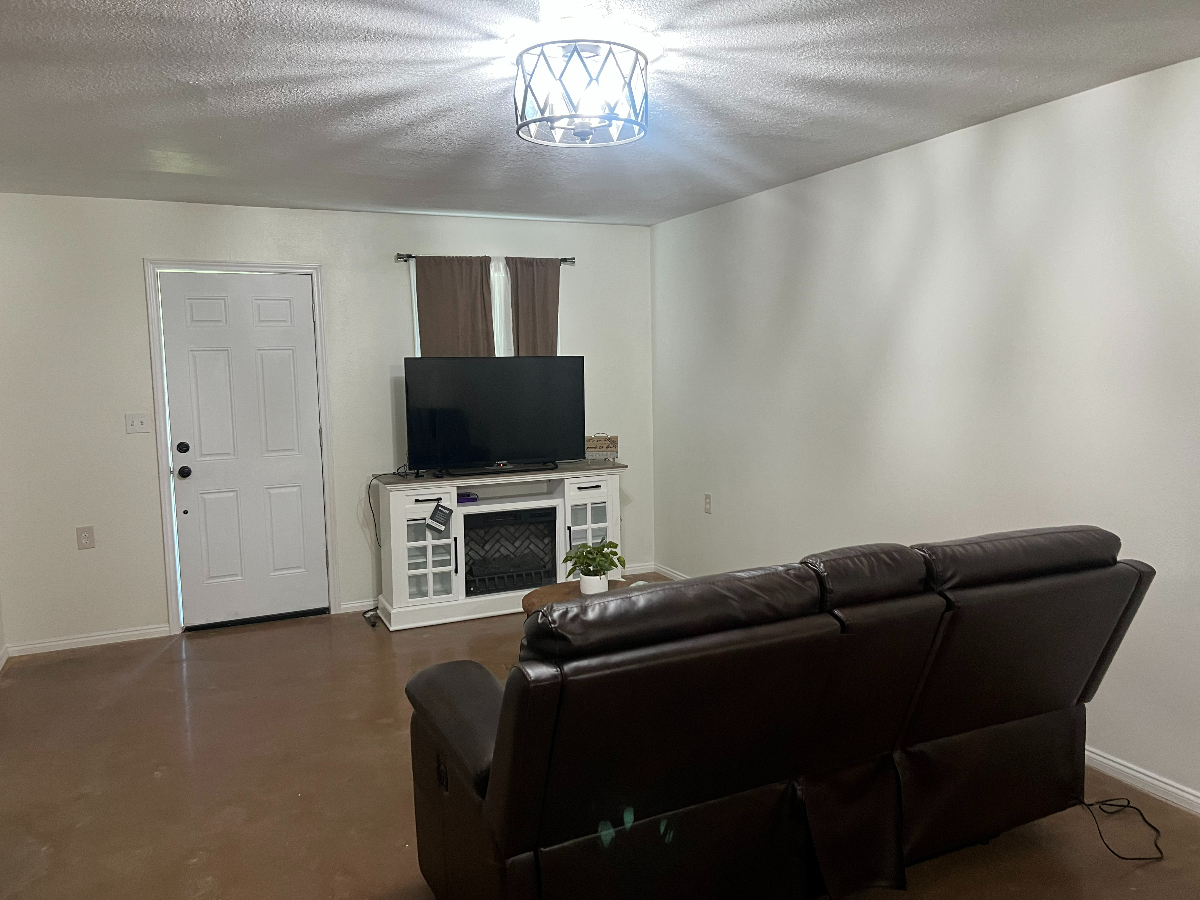 Big Room Studio Apartment - Photo 2
