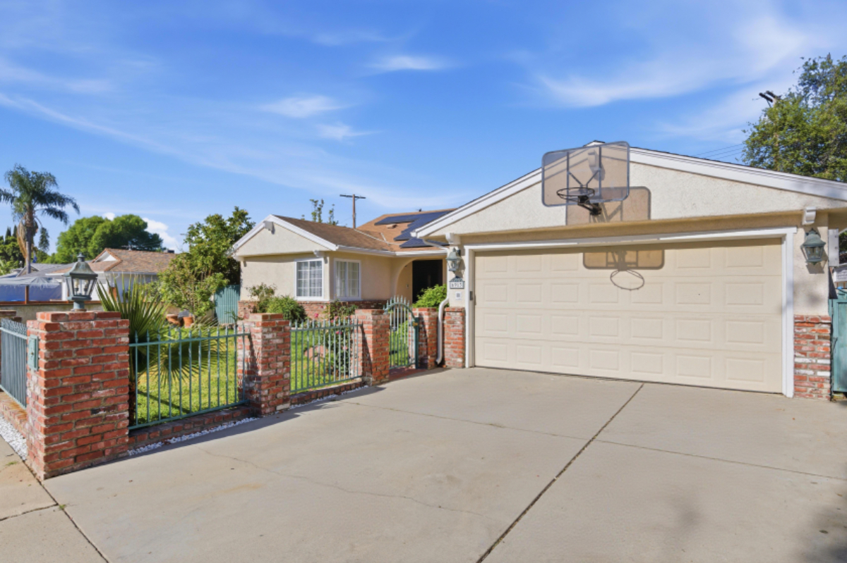 Comfortable 3BR Family Home + Loft + Secret room | Fully Furnished | Great Location - Photo 2
