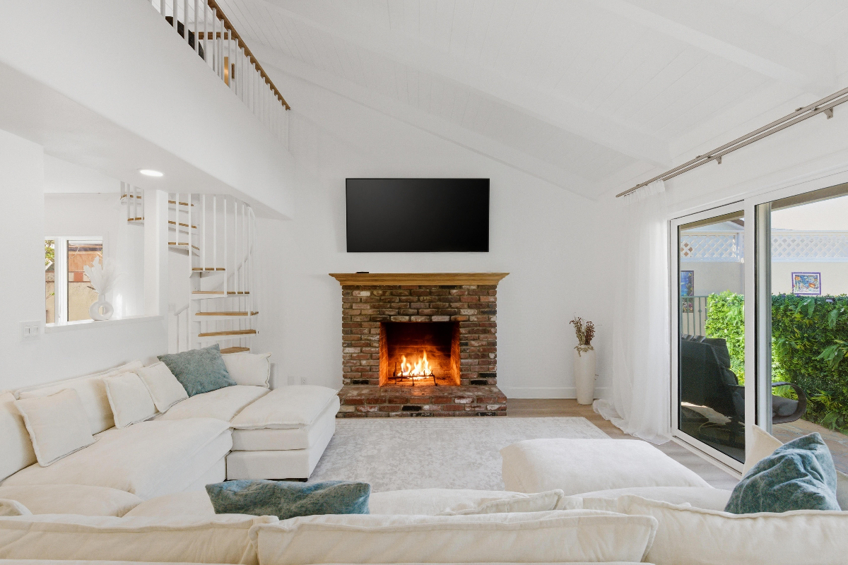 Comfortable 3BR Family Home + Loft + Secret room | Fully Furnished | Great Location - Photo 3