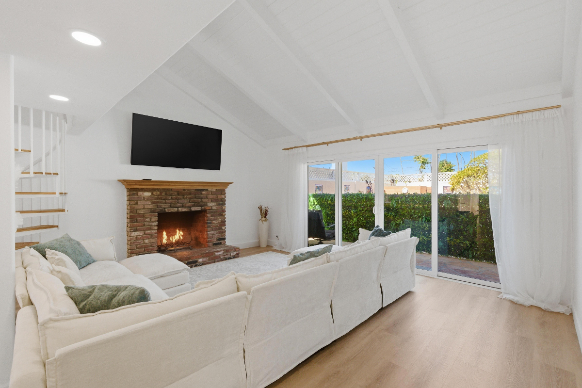 Comfortable 3BR Family Home + Loft + Secret room | Fully Furnished | Great Location - Photo 4