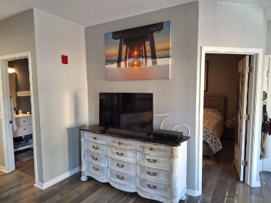 Move In Ready: 1 -Bedroom Condo -Month to Month Perfect for Travel Healthcare Professionals - Photo 5