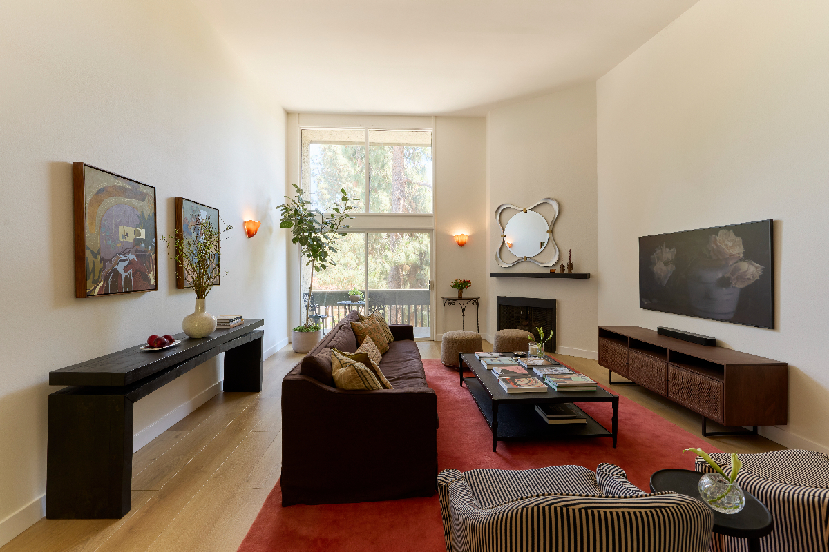Designer Townhome in Prime Walkable Silverlake | Spacious & Art Filled Furnished 1Bd/1Ba - Photo 1
