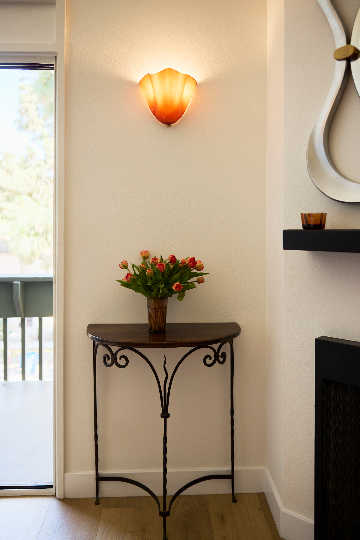 Designer Townhome in Prime Walkable Silverlake | Spacious & Art Filled Furnished 1Bd/1Ba - Photo 4