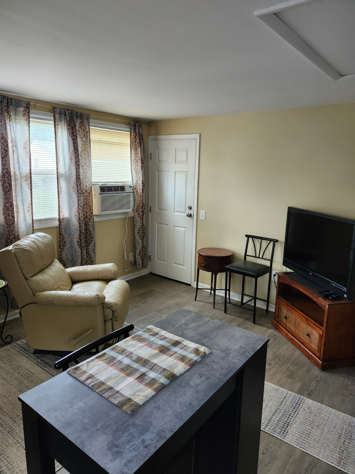 Cozy and secure one bedroom apartment - Photo 2