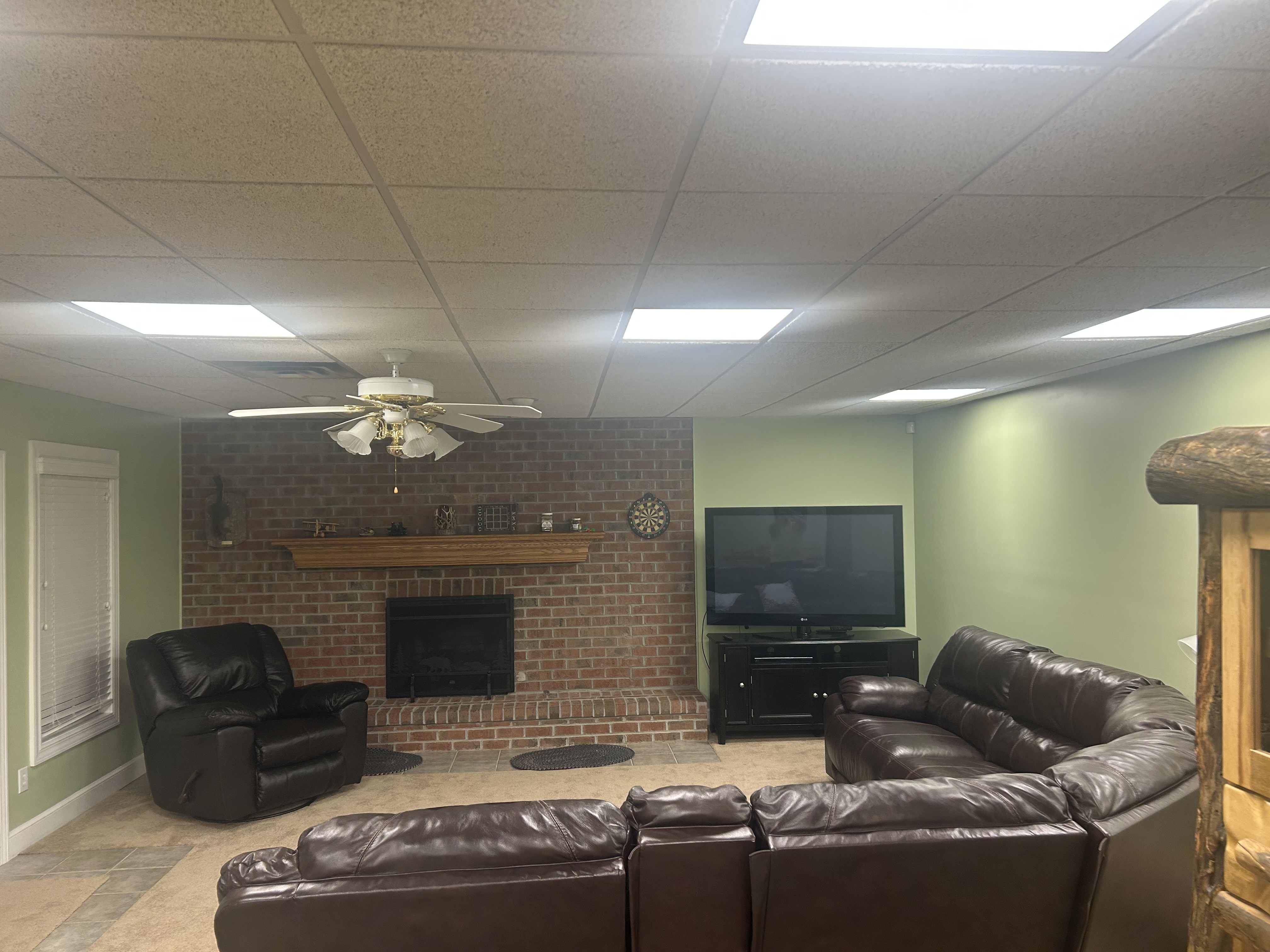 Peaceful Walk-Out Basement Studio Offering Spacious Living, Full Kitchen, & Driveway Parking - Photo 2