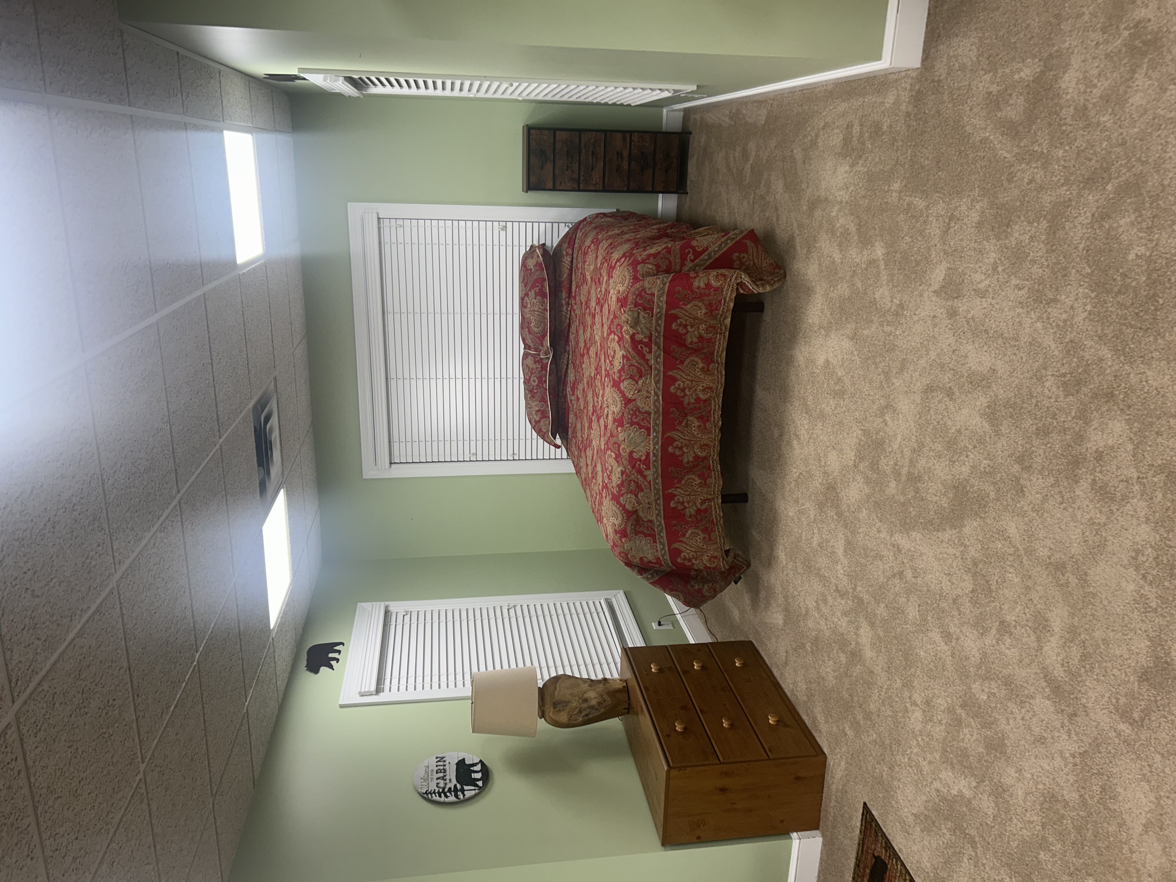 Peaceful Walk-Out Basement Studio Offering Spacious Living, Full Kitchen, & Driveway Parking - Photo 4