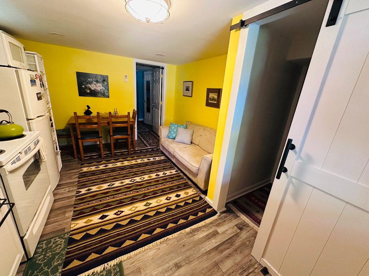 Beautifully updated, cozy home away from home! - Photo 9