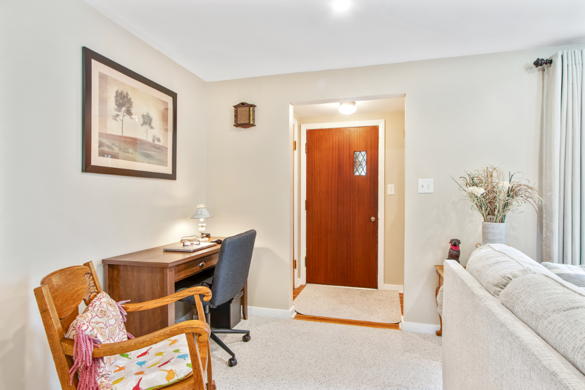 Charming 2-Bedroom Home with Bonus Basement, Home Office & Outdoor Retreat - Photo 7
