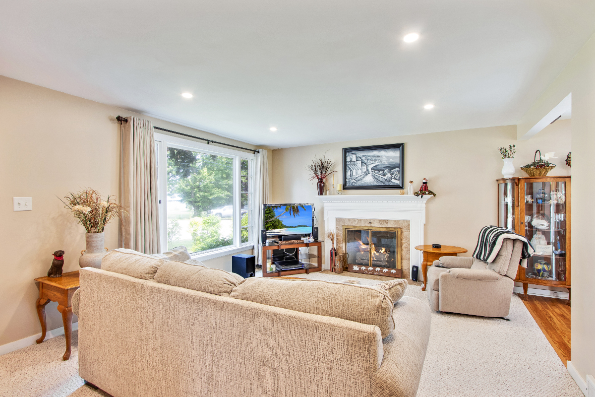 Charming 2-Bedroom Home with Bonus Basement, Home Office & Outdoor Retreat - Photo 4