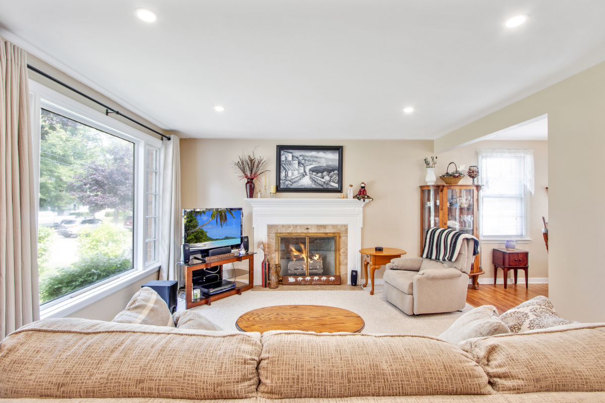 Charming 2-Bedroom Home with Bonus Basement, Home Office & Outdoor Retreat - Photo 5