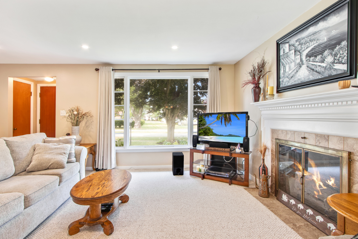Charming 2-Bedroom Home with Bonus Basement, Home Office & Outdoor Retreat - Photo 3