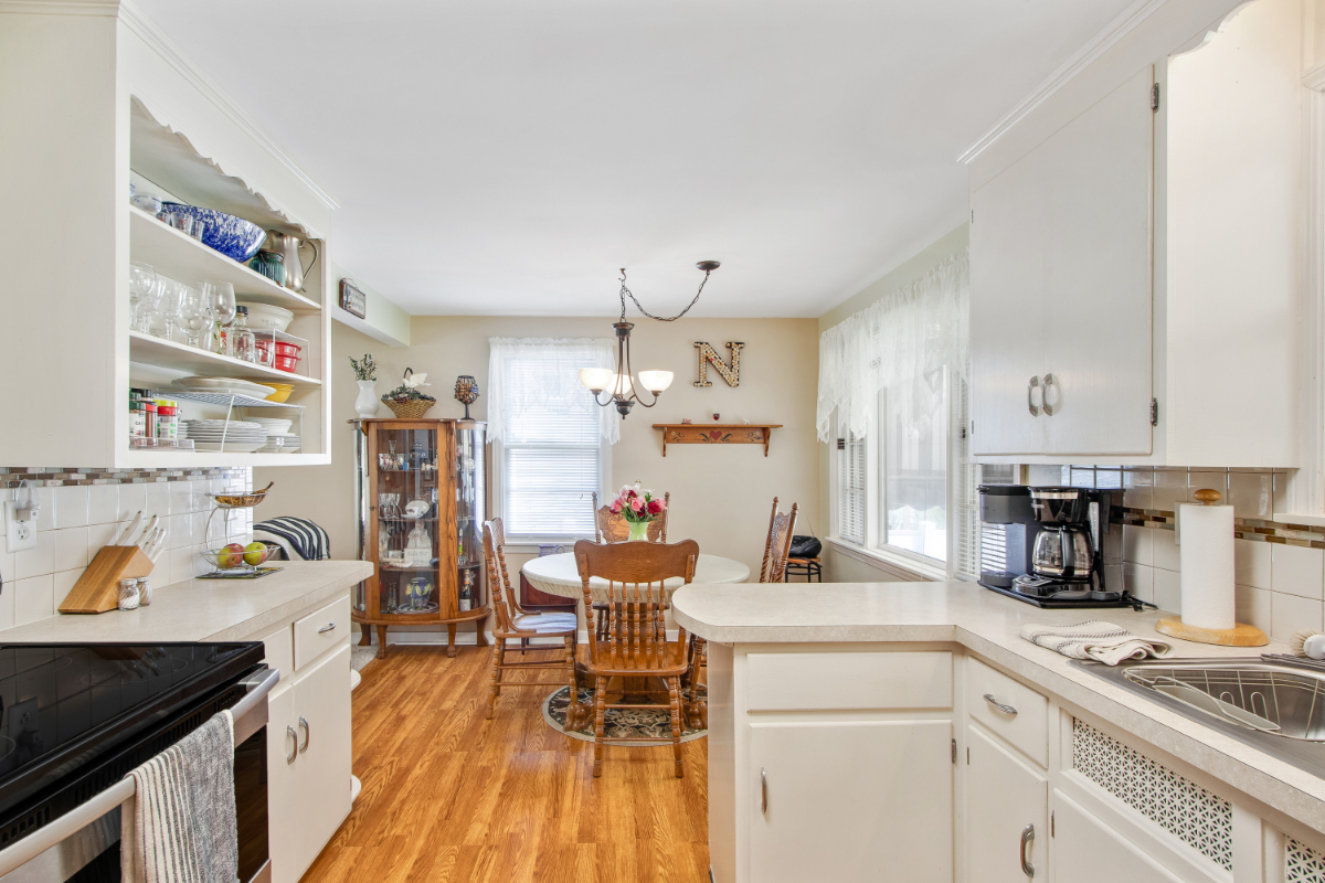Charming 2-Bedroom Home with Bonus Basement, Home Office & Outdoor Retreat - Photo 8
