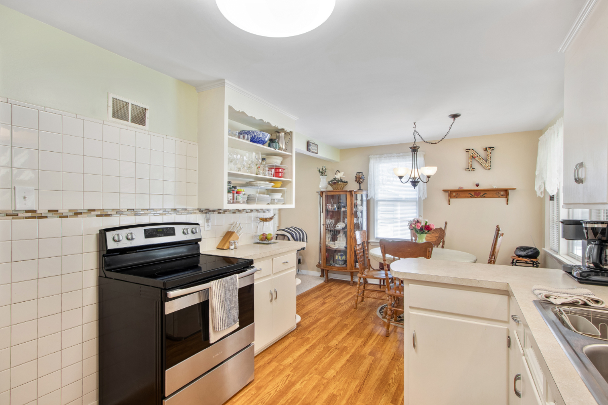 Charming 2-Bedroom Home with Bonus Basement, Home Office & Outdoor Retreat - Photo 9