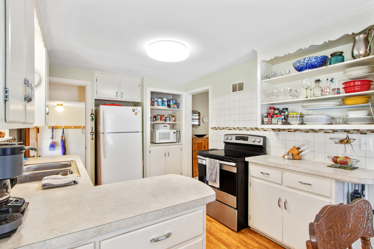 Charming 2-Bedroom Home with Bonus Basement, Home Office & Outdoor Retreat - Photo 10