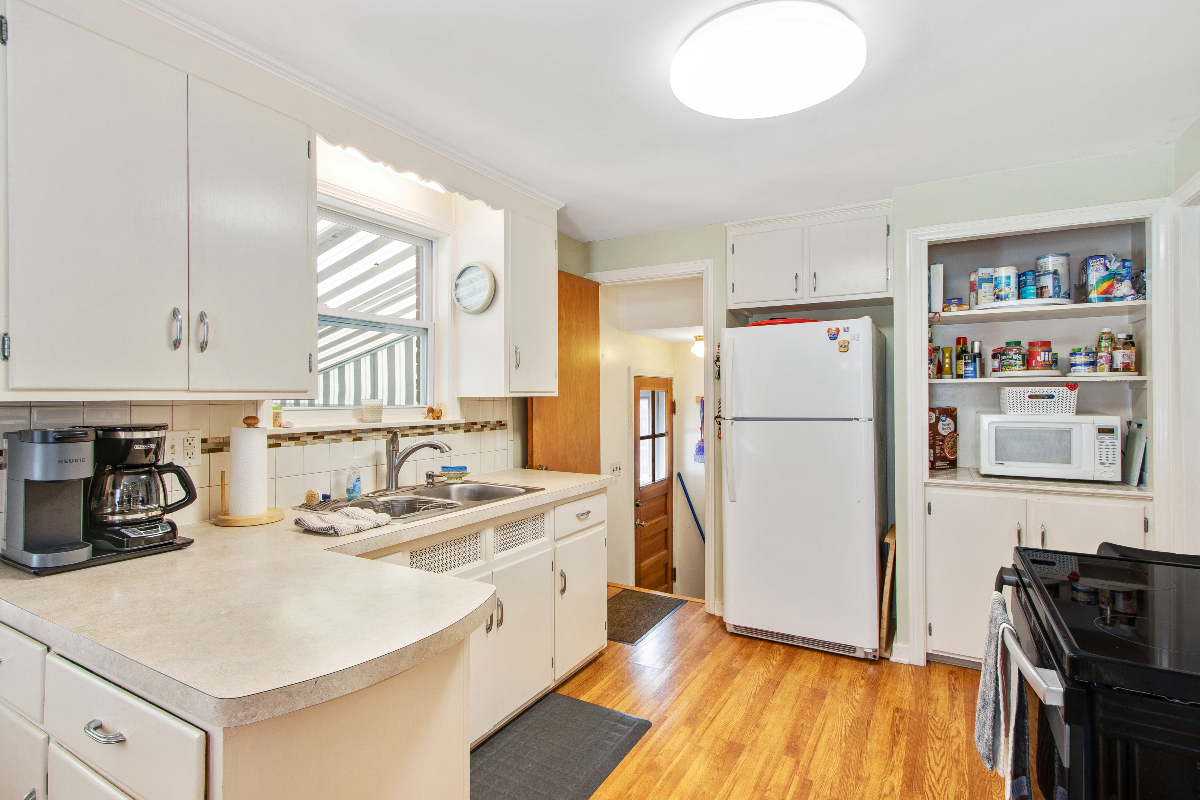 Charming 2-Bedroom Home with Bonus Basement, Home Office & Outdoor Retreat - Photo 11