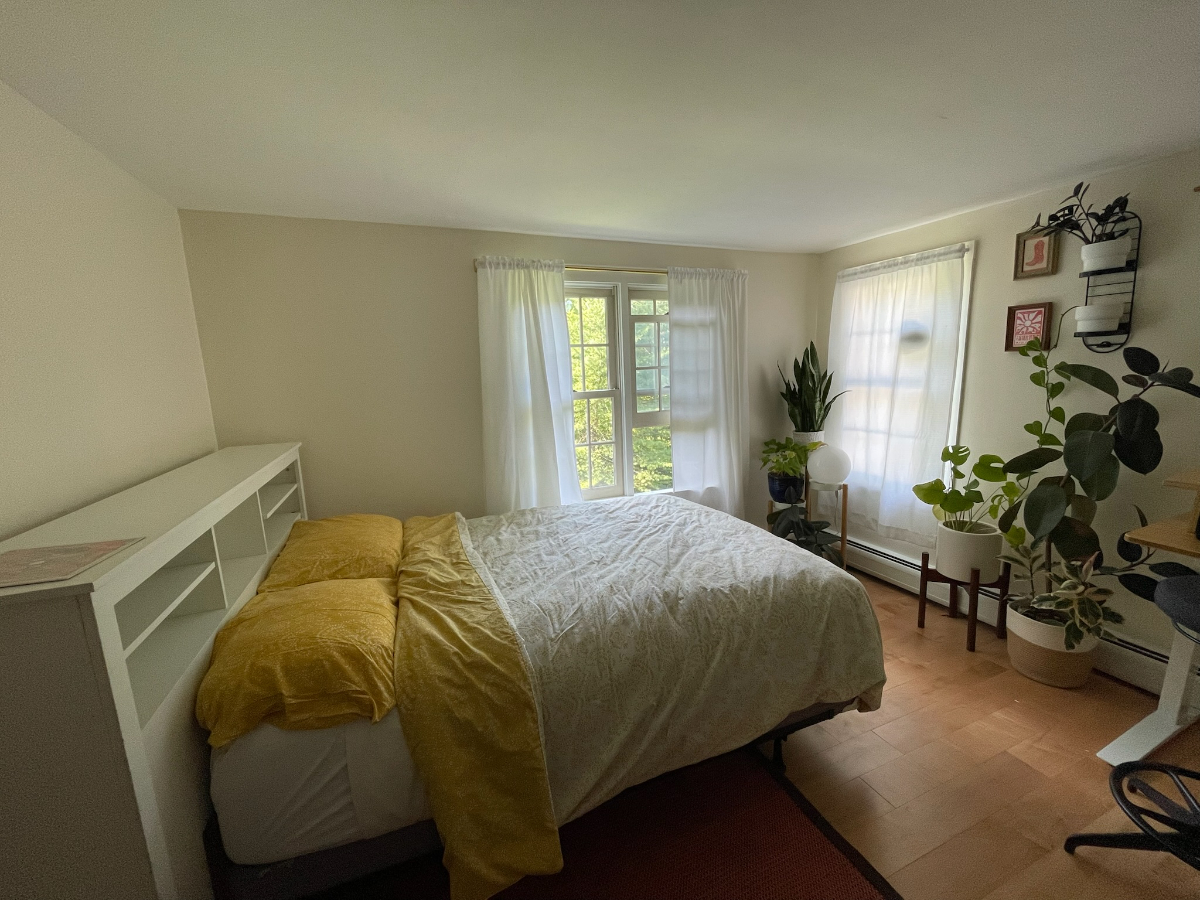 Relaxing 4BR Brookside Home - Brook Views, Private Backyard & All Utilities Included - Photo 11