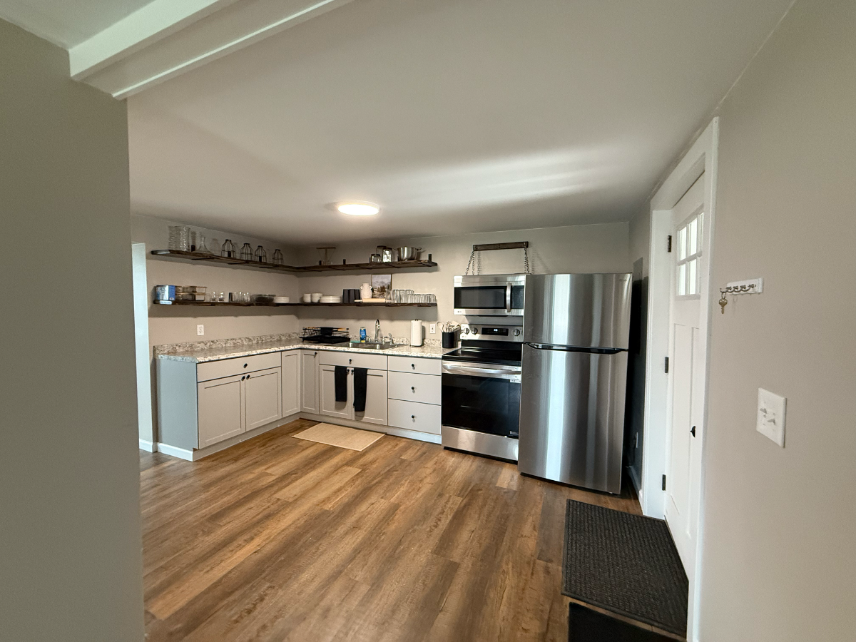 Furnished 2BR Apartment for Traveling Professionals - Photo 5