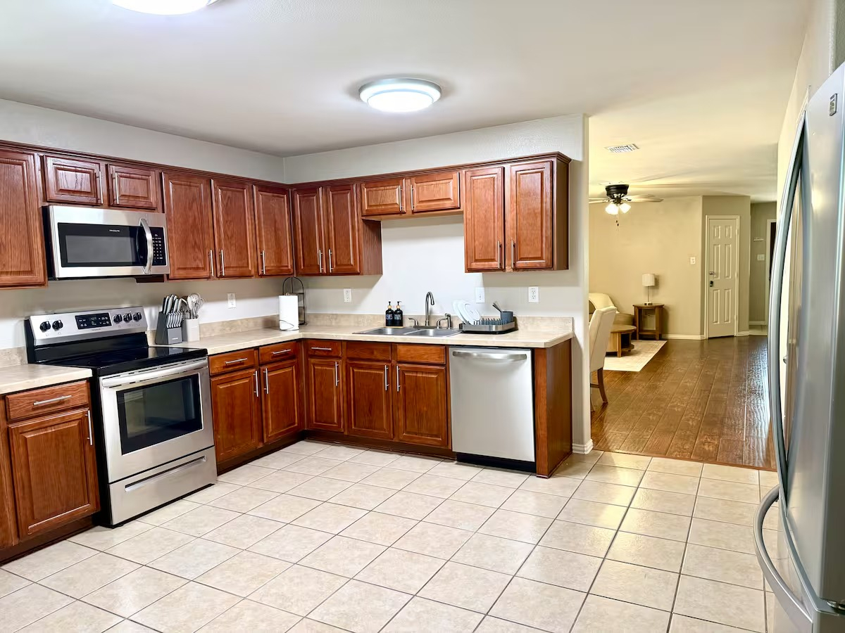 Spacious 4BR Furnished Home with Two Living Areas in Frisco - Photo 4