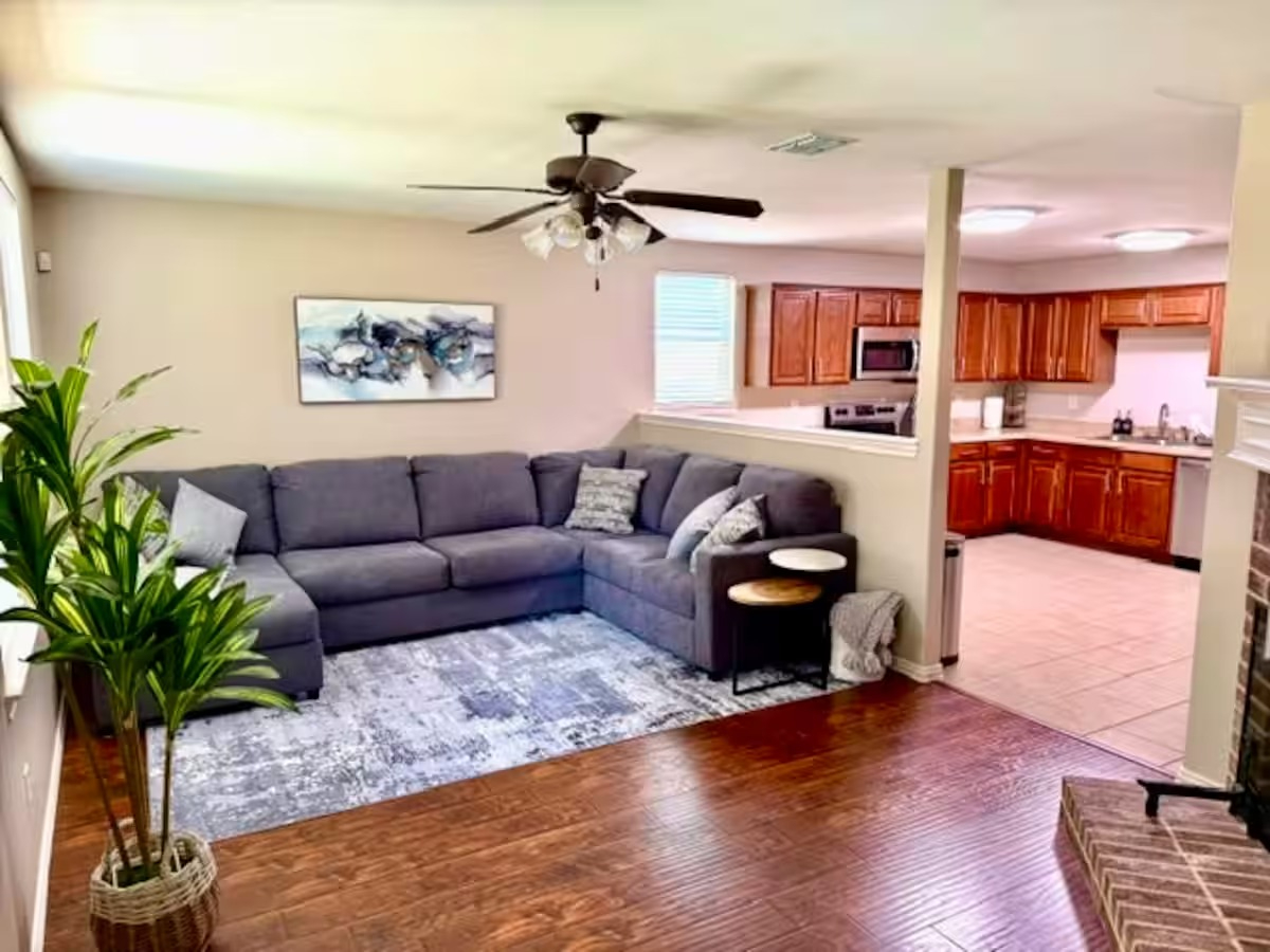 Spacious 4BR Furnished Home with Two Living Areas in Frisco - Photo 3