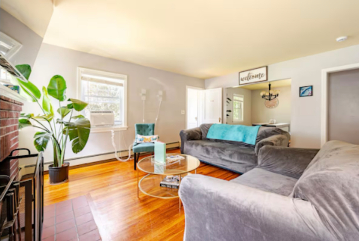 Spacious & Fully Furnished Home Near Hospitals | Sleeps 6 | Fast Wi-Fi & Backyard Retreat - Photo 3