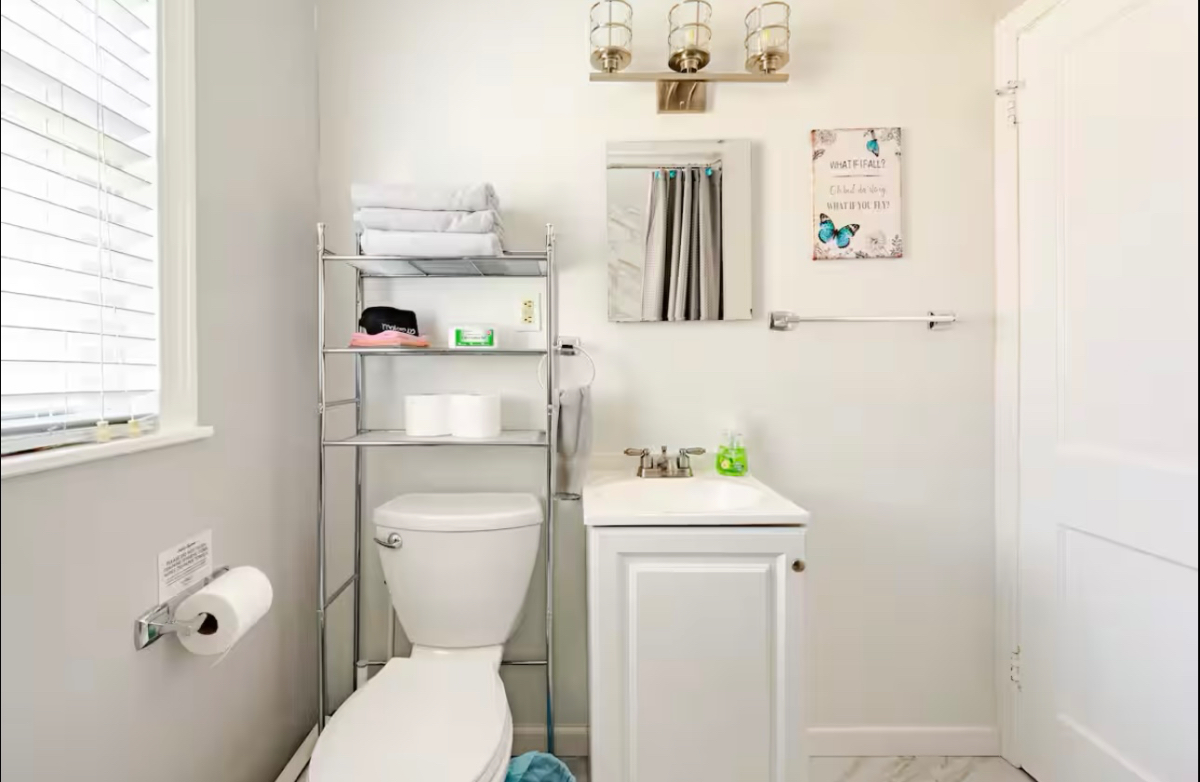 Spacious & Fully Furnished Home Near Hospitals | Sleeps 6 | Fast Wi-Fi & Backyard Retreat - Photo 7