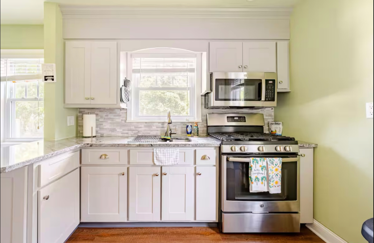 Spacious & Fully Furnished Home Near Hospitals | Sleeps 6 | Fast Wi-Fi & Backyard Retreat - Photo 11