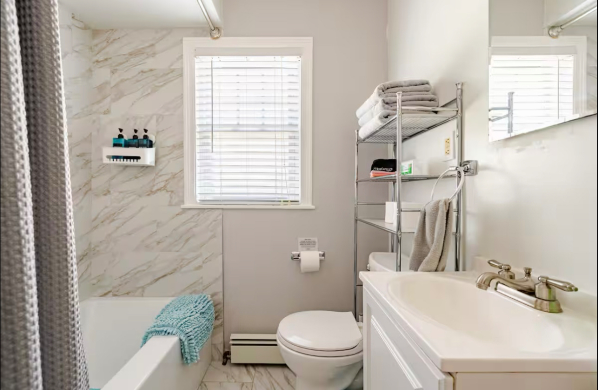 Spacious & Fully Furnished Home Near Hospitals | Sleeps 6 | Fast Wi-Fi & Backyard Retreat - Photo 6