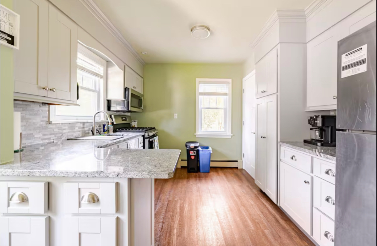 Spacious & Fully Furnished Home Near Hospitals | Sleeps 6 | Fast Wi-Fi & Backyard Retreat - Photo 10