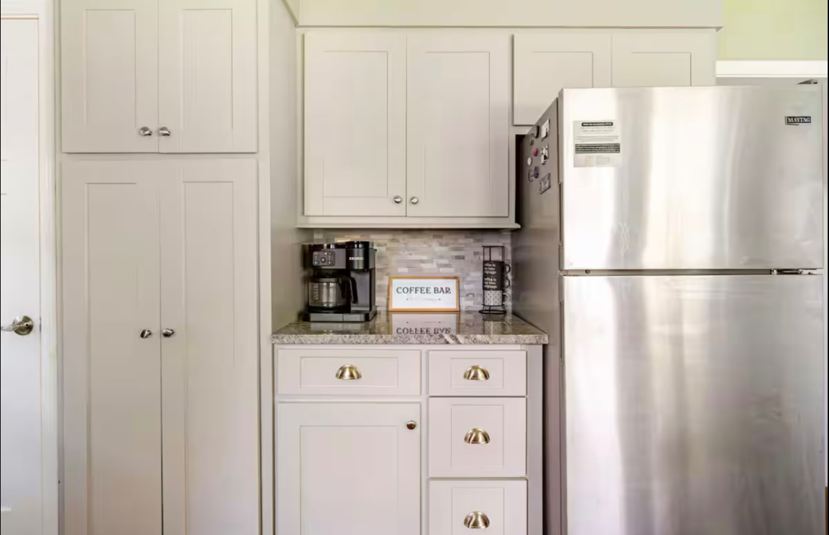 Spacious & Fully Furnished Home Near Hospitals | Sleeps 6 | Fast Wi-Fi & Backyard Retreat - Photo 12