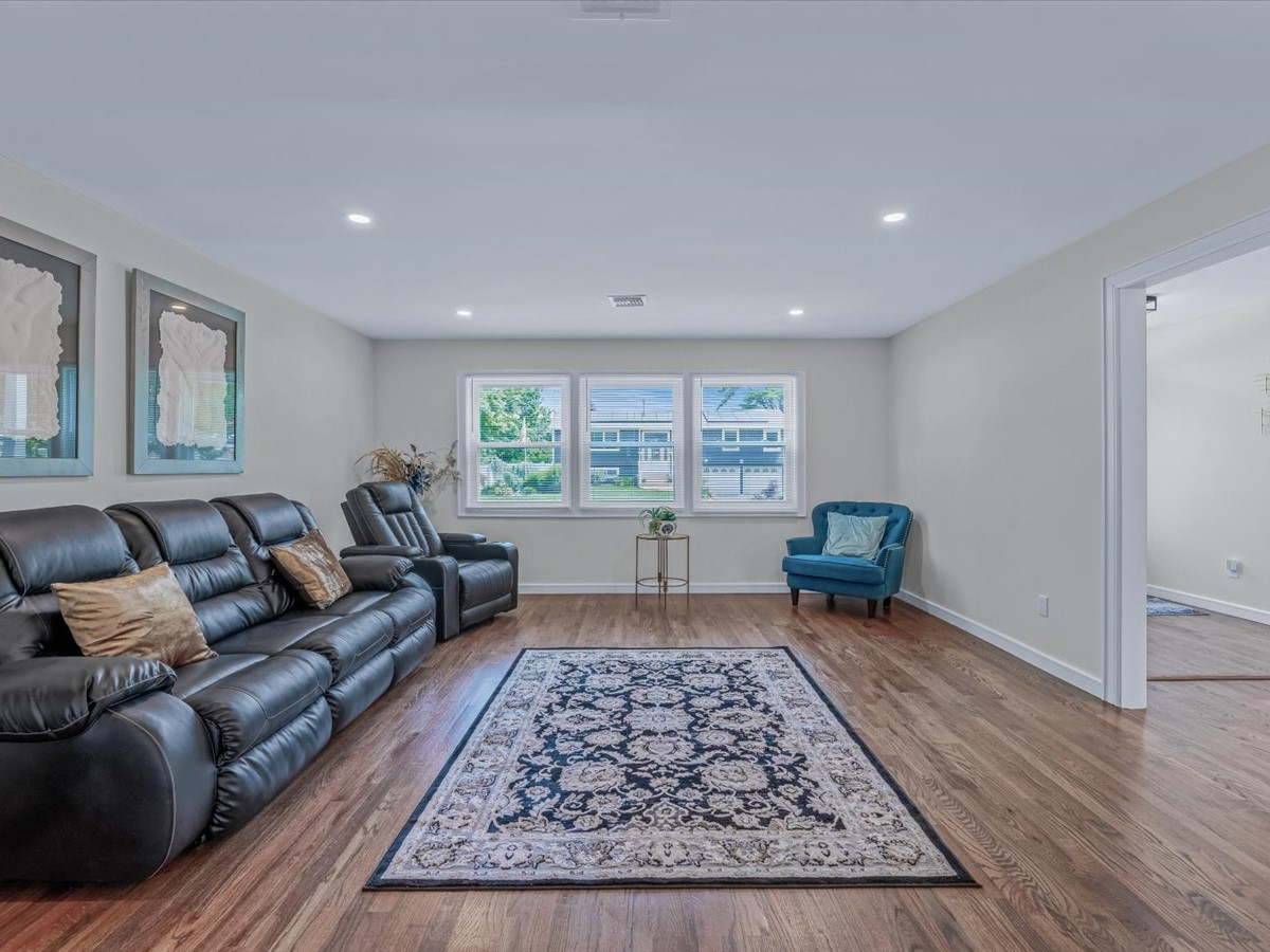 Brand-New Furnished 5 Bedroom Home with Pool & Utilities Included - Photo 4